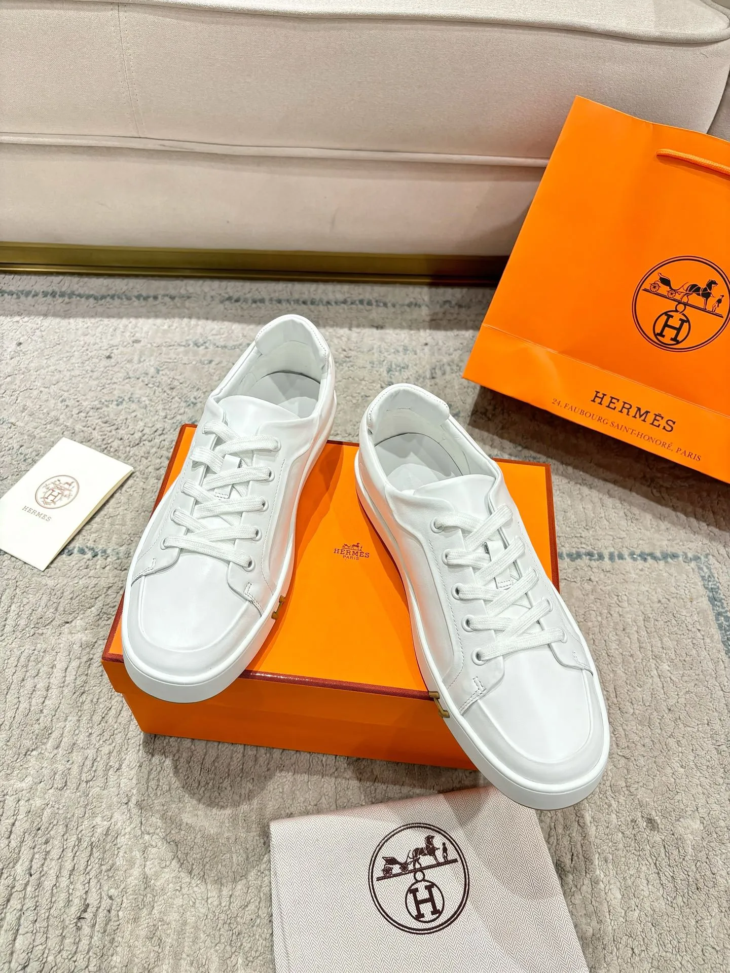👟👟Ex-factory price 640👟👟 Men's model ➕10 Hermes·Hermès 2025ss new Lucky series men's leather loafers casual sports shoes for women Top version 🔝Original purchase, development and production👍🏻 This Hermès sports shoe is made of calfskin and suede goatskin, with iconic "H" details on the side, creating a dynamic and fashionable style. 💘 💜Material: original imported first-layer cowhide 💛Inner lining: original customized soft sheepskin 💚Sole: original molded non-slip TPU outsole ❤️Sole thickness: about 2.5cm 🤍Number of yards: 35-45👣 (40 for women and 45 for men, custom-made and non-refundable